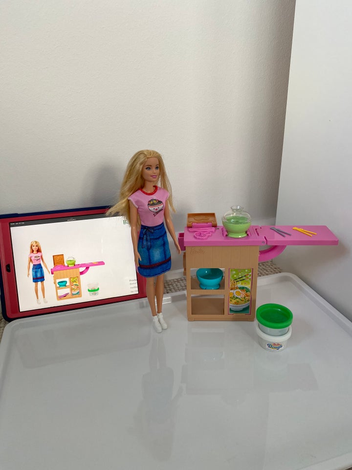 Barbie, Barbie noodle bar