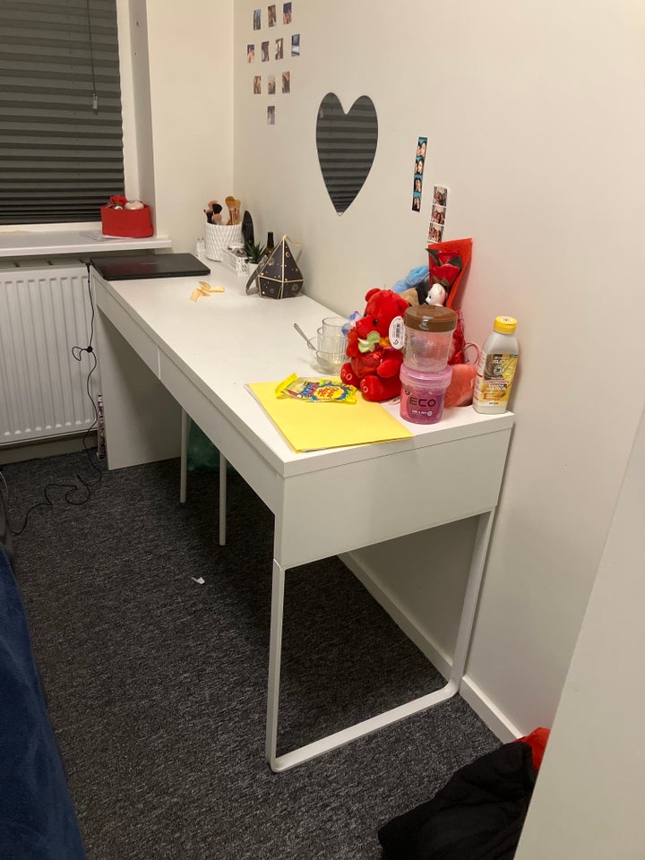 Skrivebord, Ikea, b: 142 d: 50 h: 75