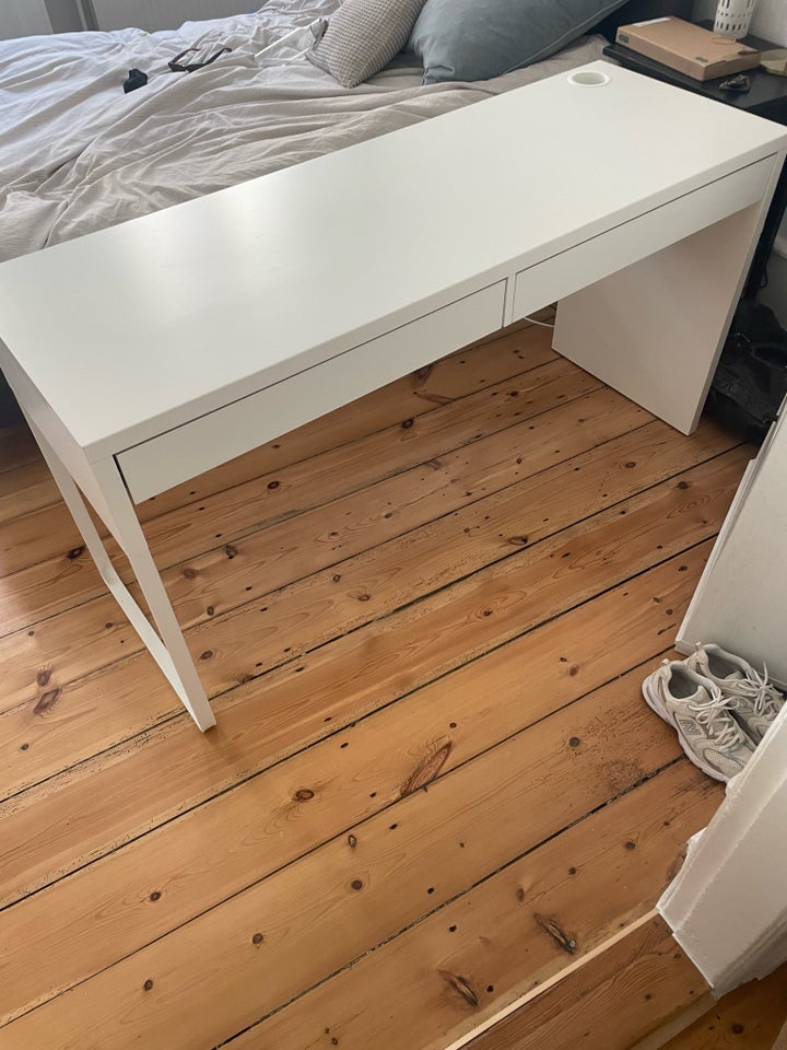 Skrivebord Ikea b: 142 d: 50 h: 75