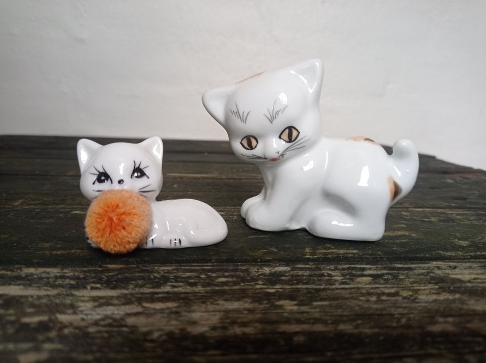 2 porcelæns katte på henholdsvis 8