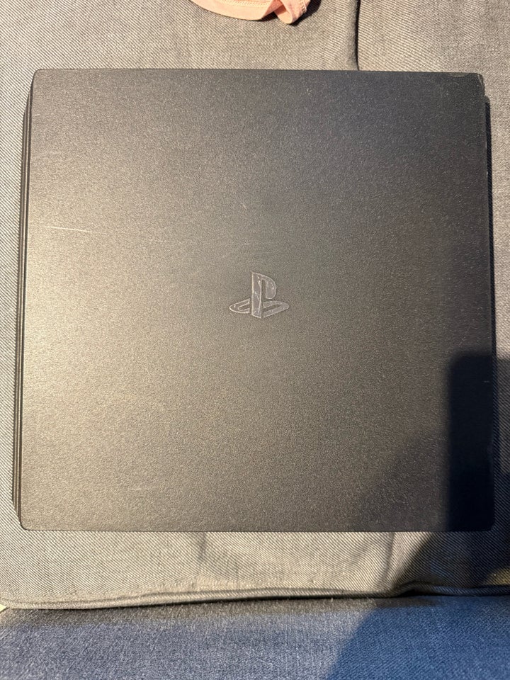 Playstation 4 Pro, CUH-7116B, God