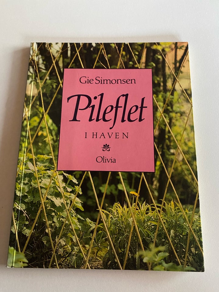 Pileflet i haven Gie Simonsen