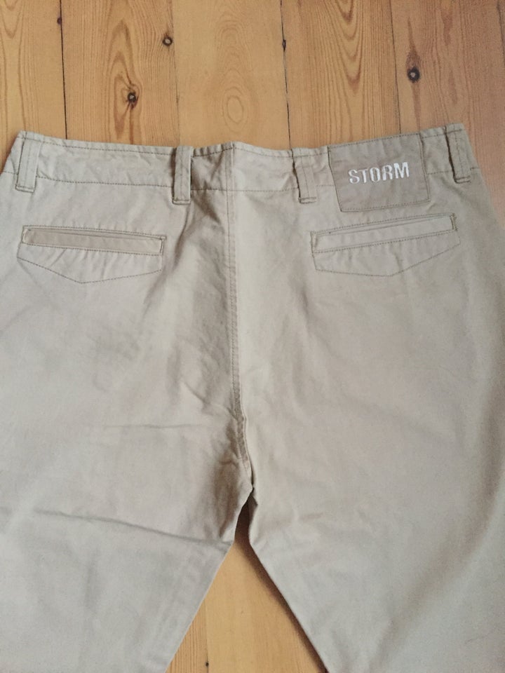 Chinos, Storm, str. 30