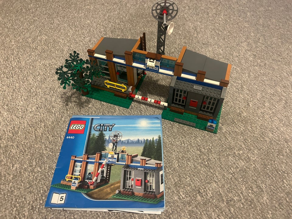 Lego City, Lego 4440 politistation