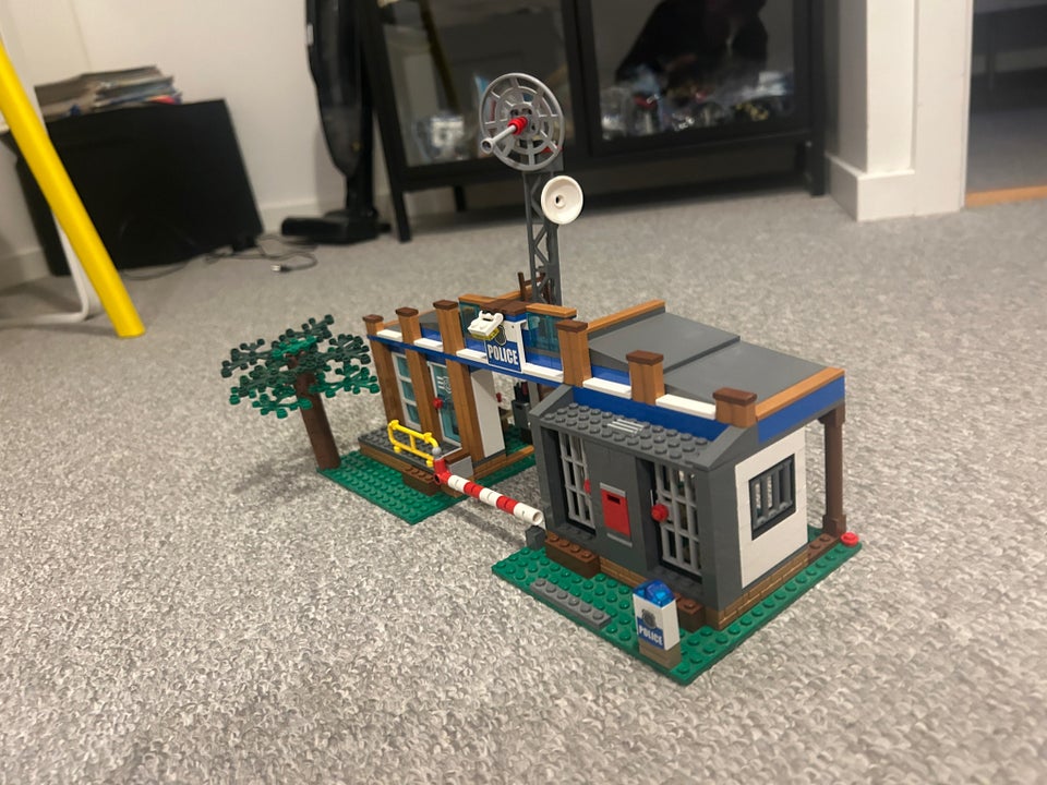 Lego City, Lego 4440 politistation