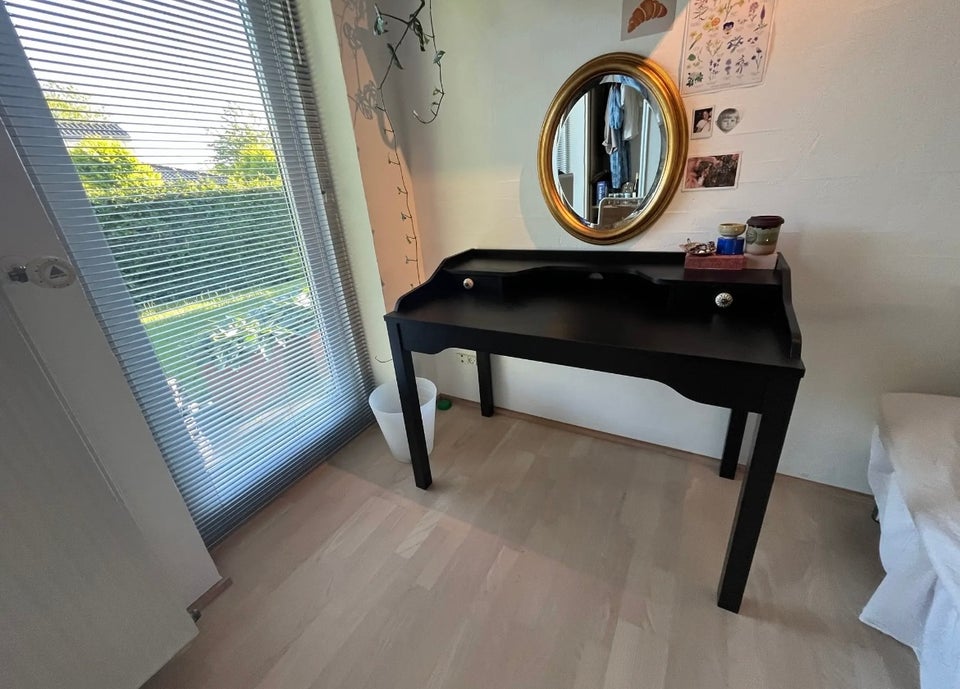 Skrivebord IKEA b: 110 d: 60 h: 74