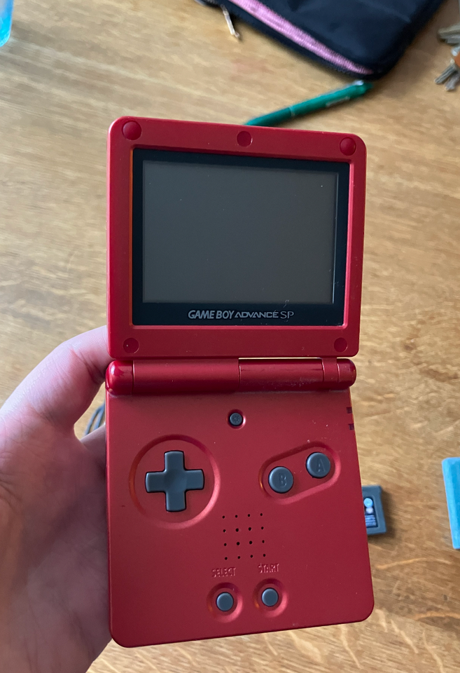 Gameboy med vintage pokemon spil,