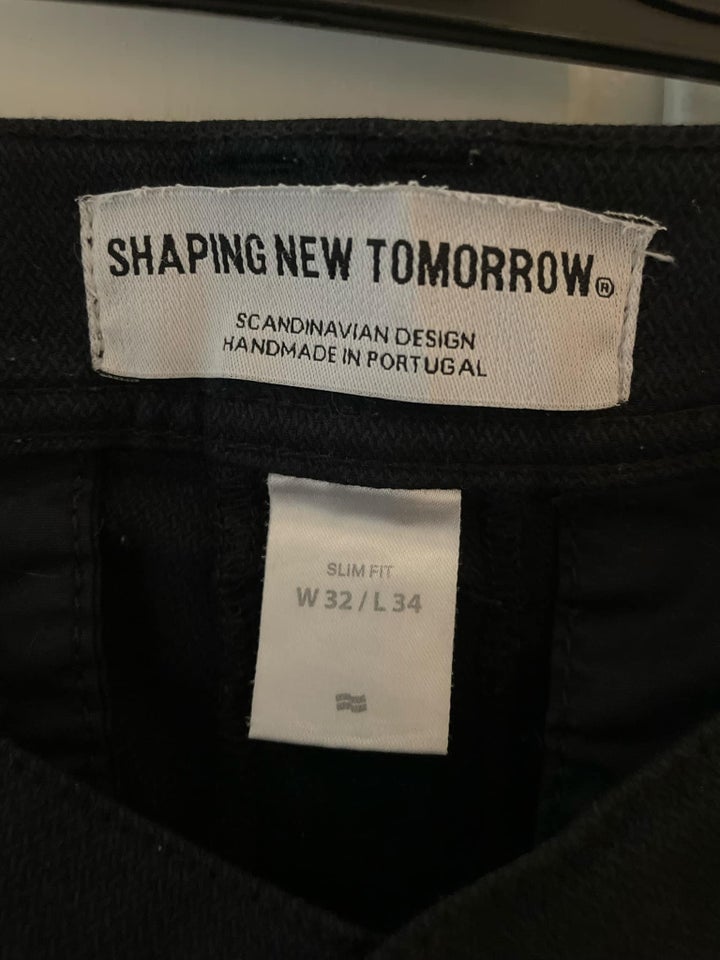 Chinos, fra Shaping New Tomorrow,