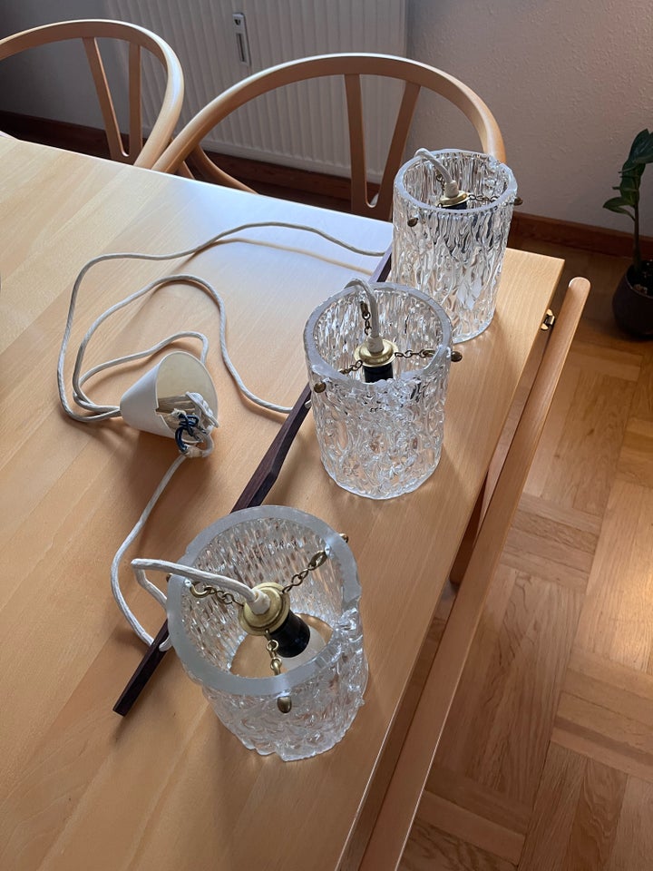 Anden loftslampe, Ved ikke