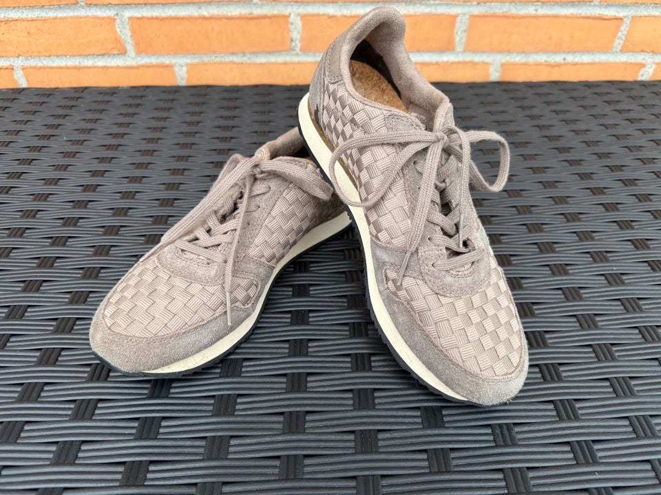 Sneakers, str. 39, WODEN