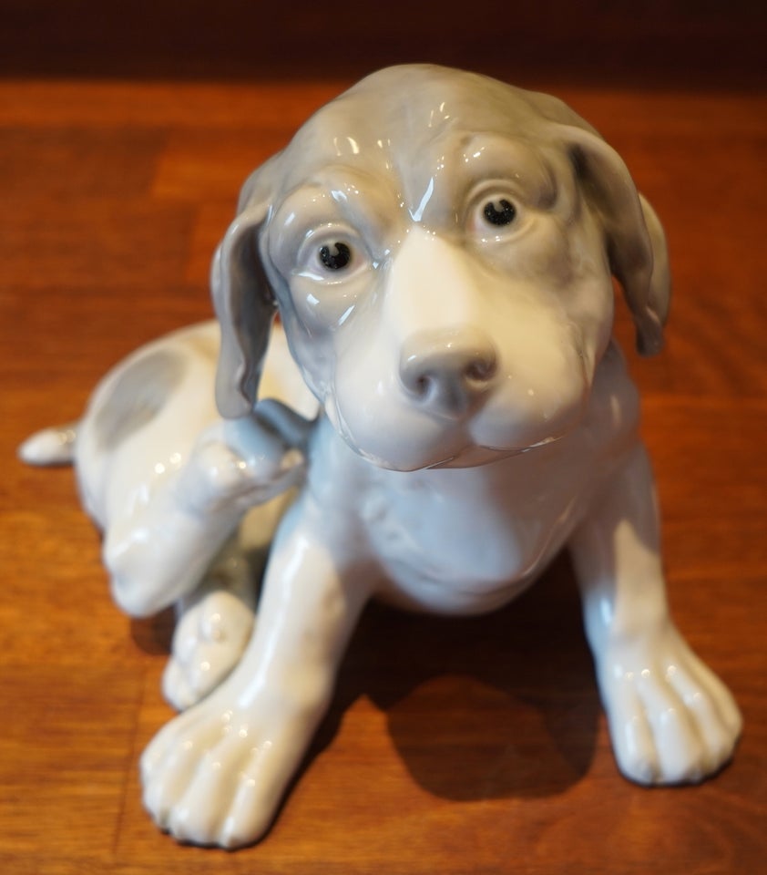 Stor hund / figur af pointer hvalp