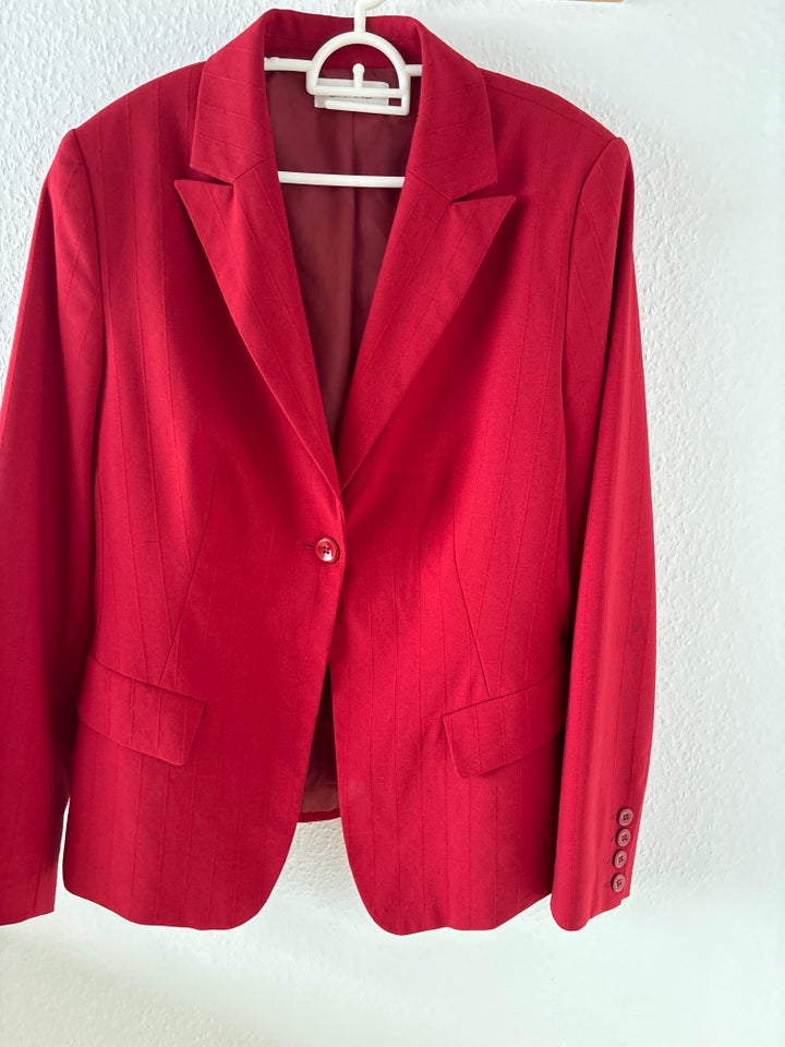 Blazer, str. 42, Share