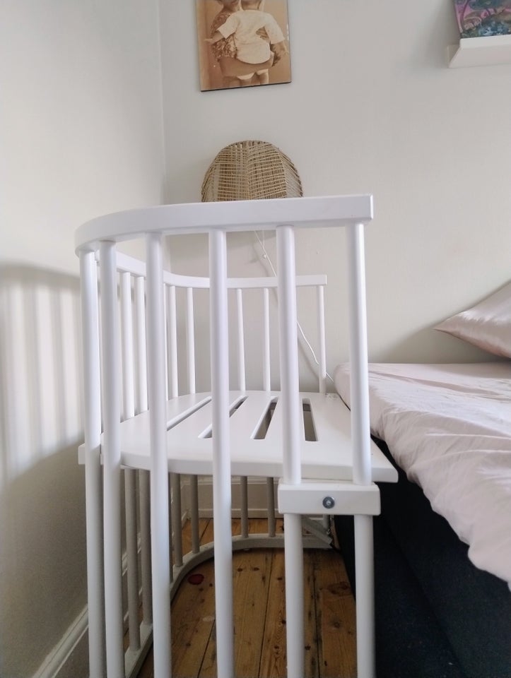 Anden barneseng, Babybay bedside