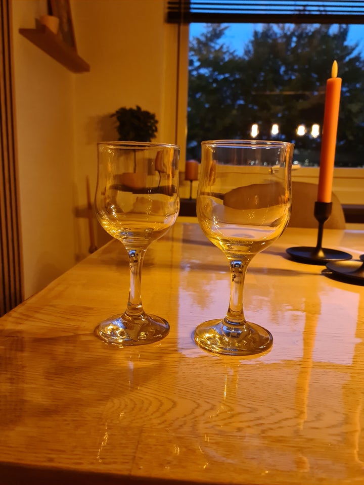 Glas, 12 hvidvin 11 rødvin