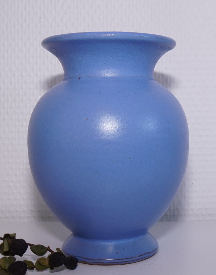 Antik vase med lys tordenblå glasur