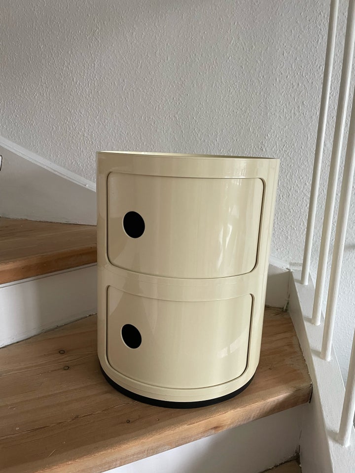 Kartell sengebord, Kartell