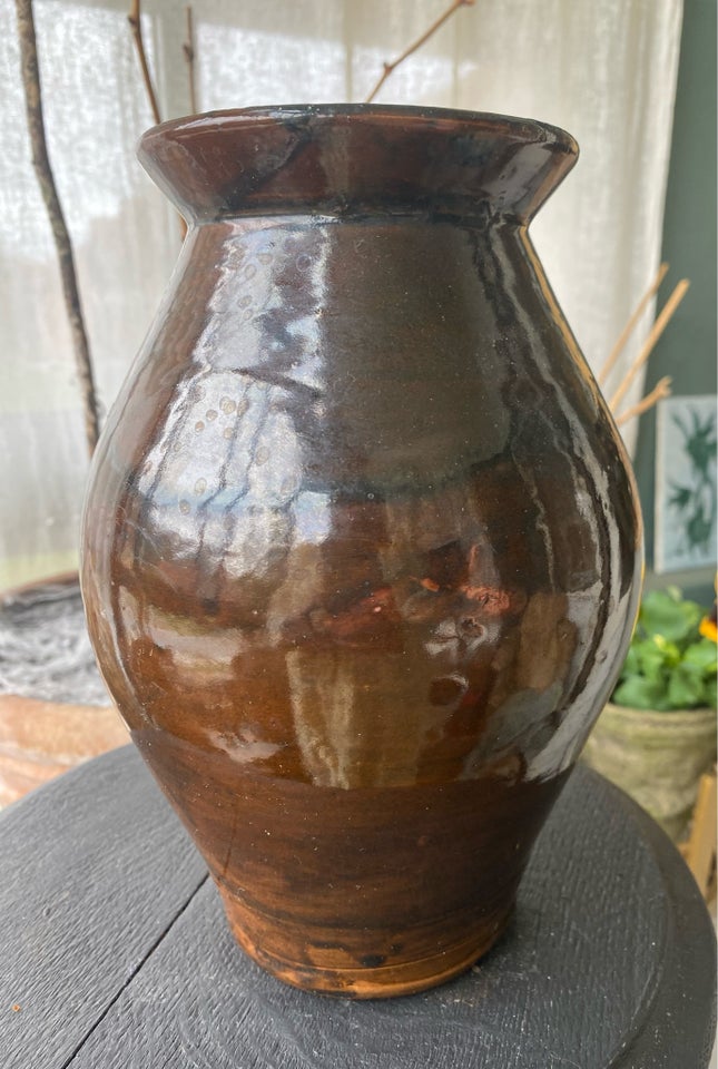 Gammel brun-glaseret keramikvase