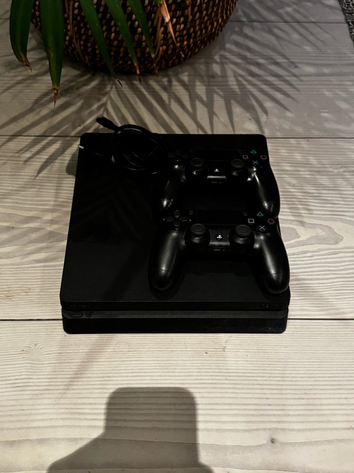 Playstation 4, Slim, God