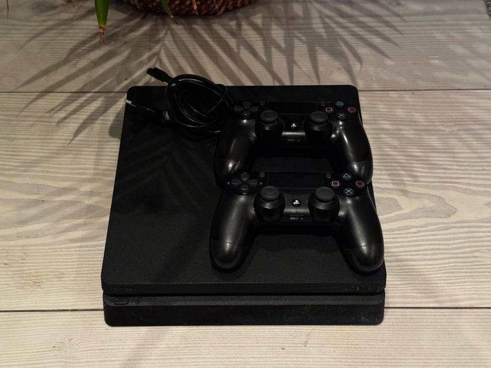 Playstation 4, Slim, God