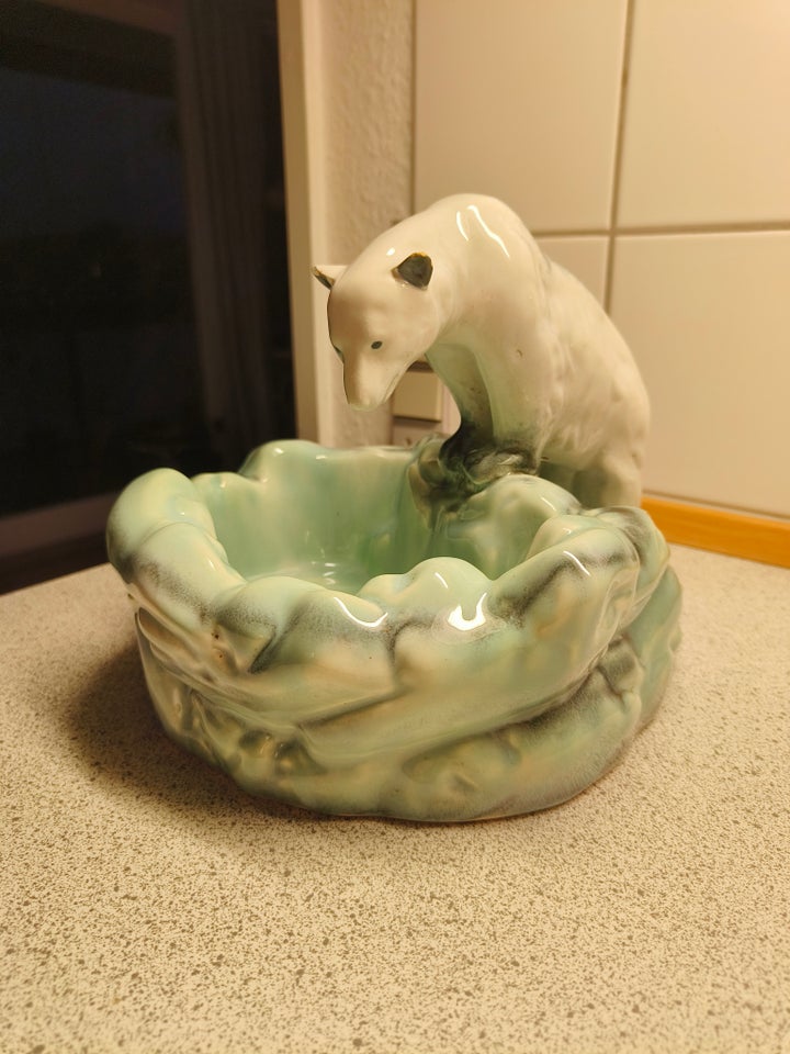 Porcelæn, Isbjørn med skål