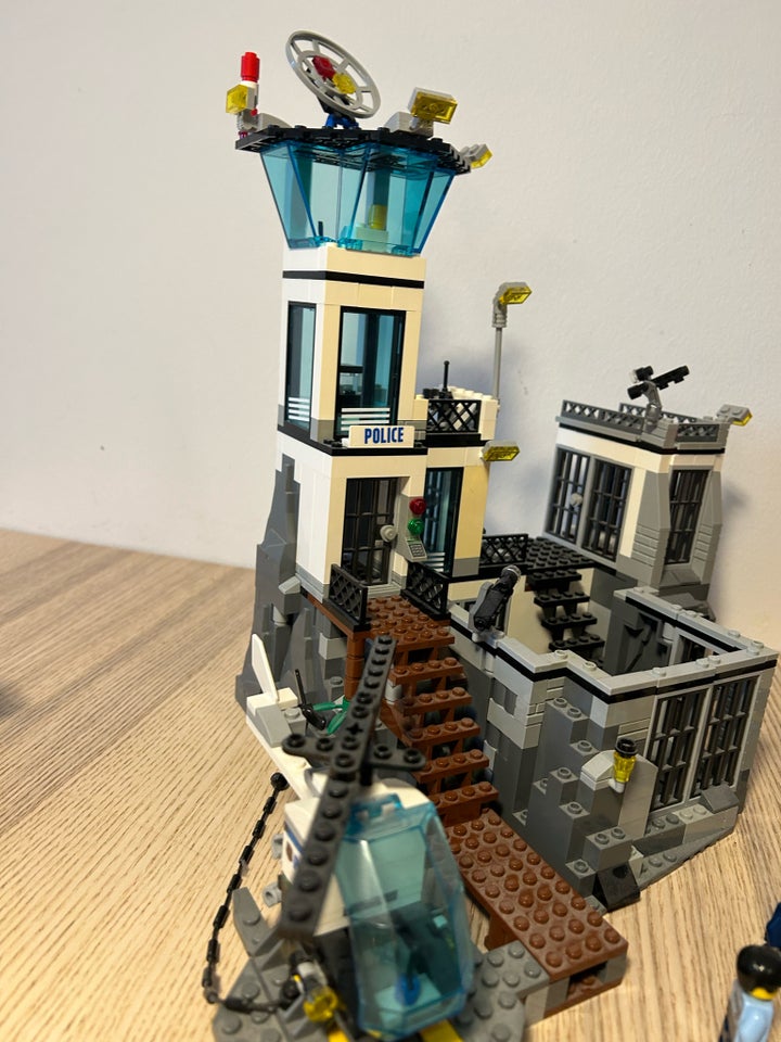 Lego City 60130 - Police Island m