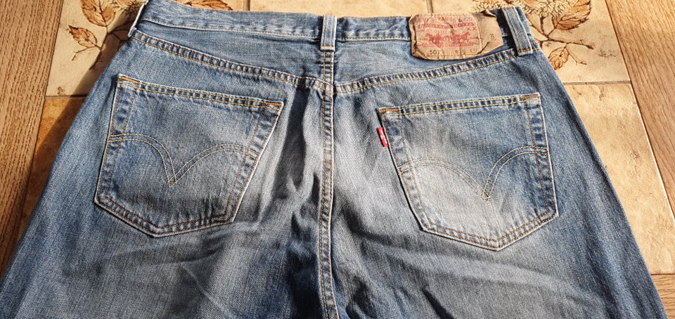 Jeans, Levi' Strauss  Co, str. 33