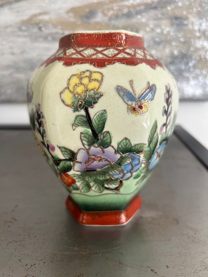 Orientalsk vase med smukke