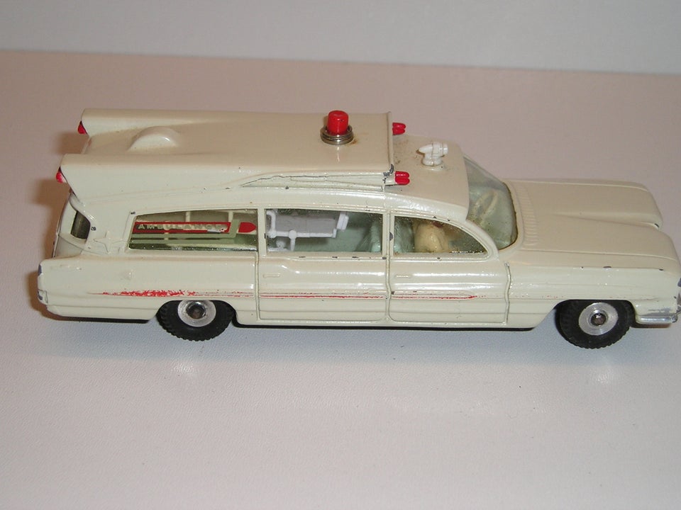 Modelbil, Dinky Ambulance, skala 1