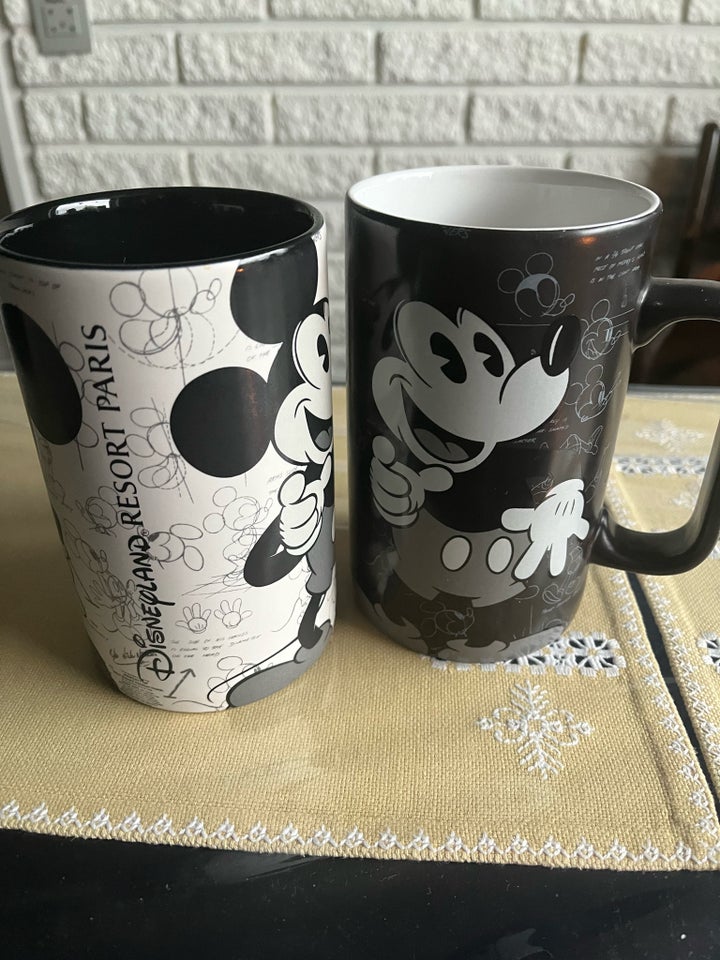 Porcelæn, 2 krus med Micky Mouse