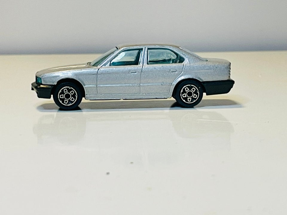 Modelbil, Bburago BMW 535i, skala