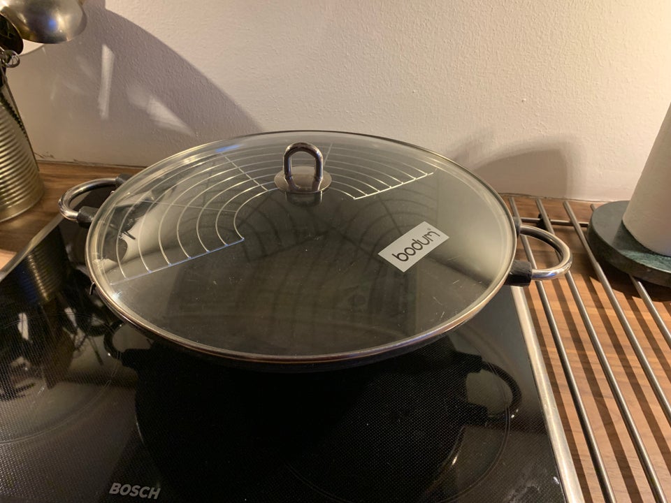 Wok i støbejern med glaslåg Bodum