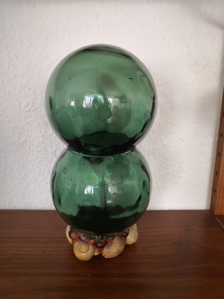 Glaskugleskulptur, Glas