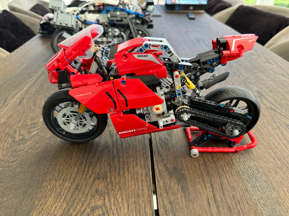 Lego Technic, Lego Technic 42107