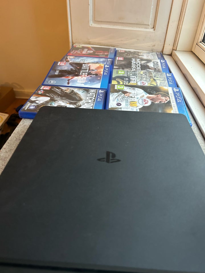 Playstation 4, God