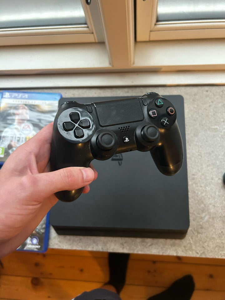 Playstation 4, God