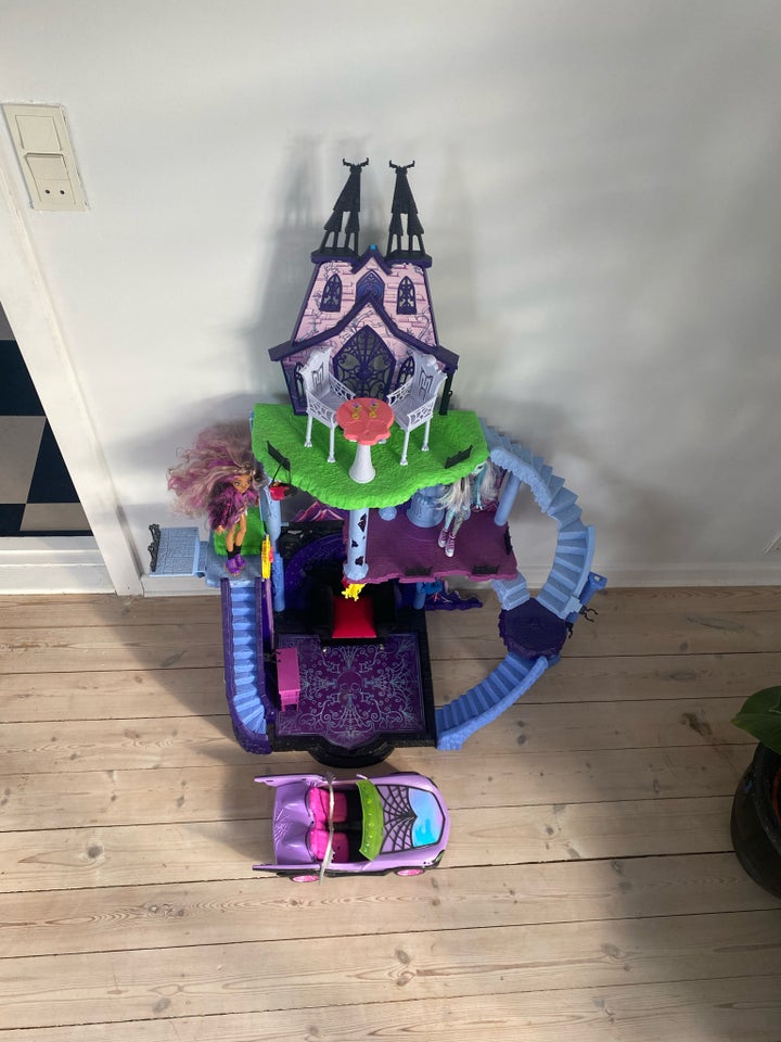 Dukkehus-dukke, Monsterhigh slot