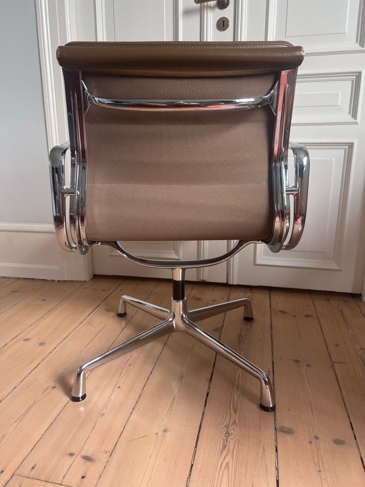 Eames Soft Pad Chair EA 208 