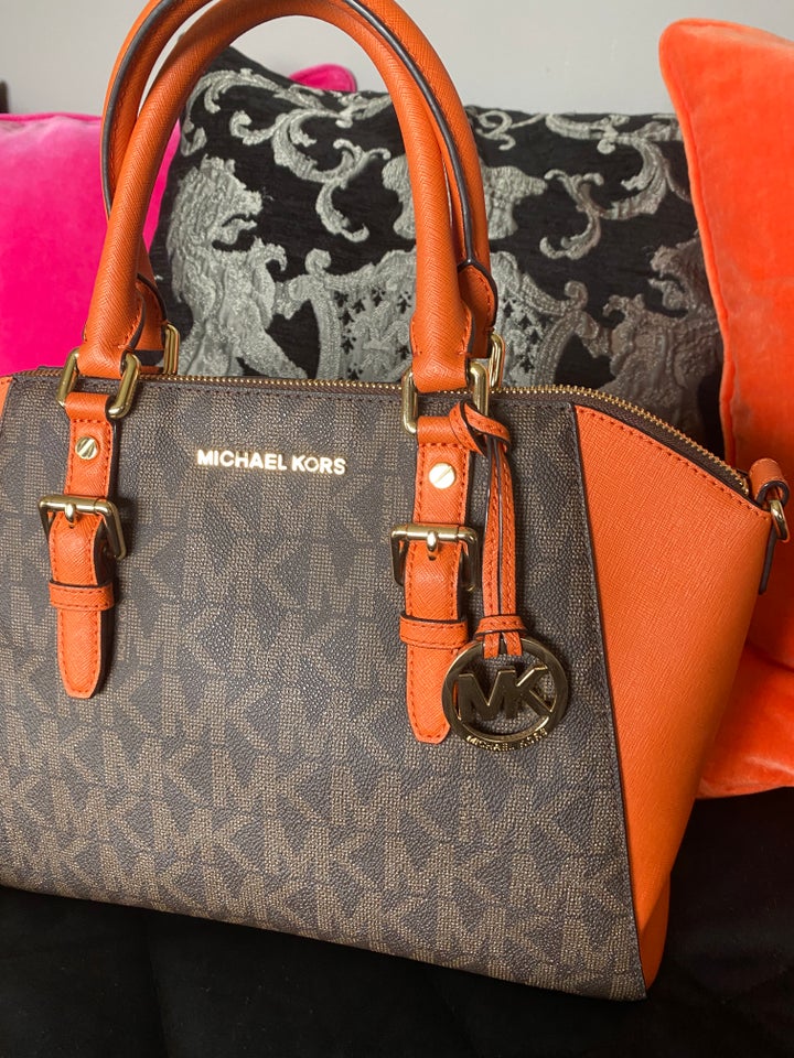 Shopper, "MICHAEL KORS"