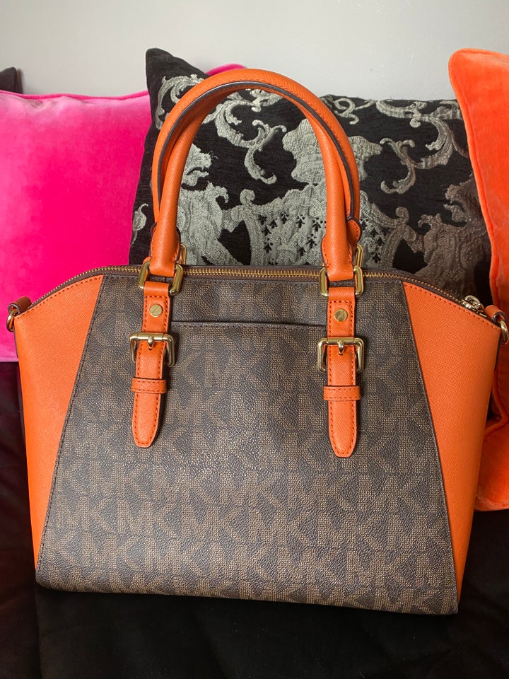 Shopper, "MICHAEL KORS"