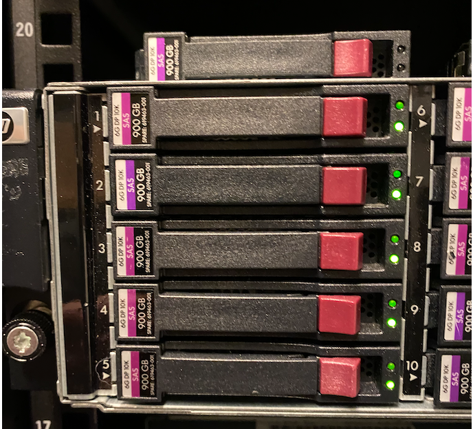 Server, HPE D2700 SAN Storage, God