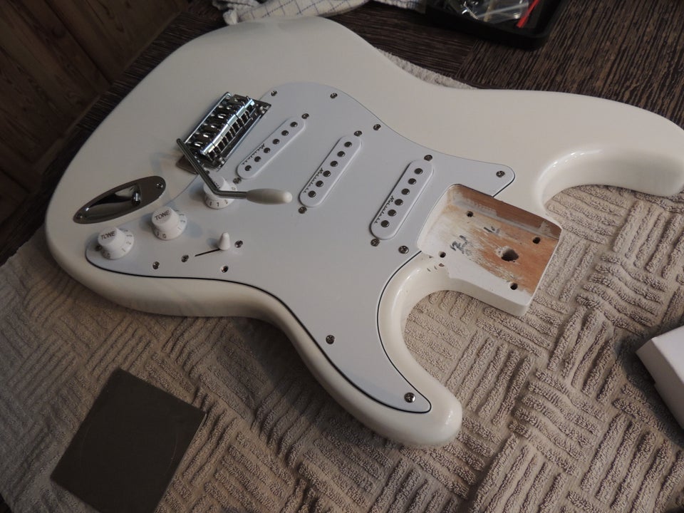 Elguitar, andet mærke Strat White