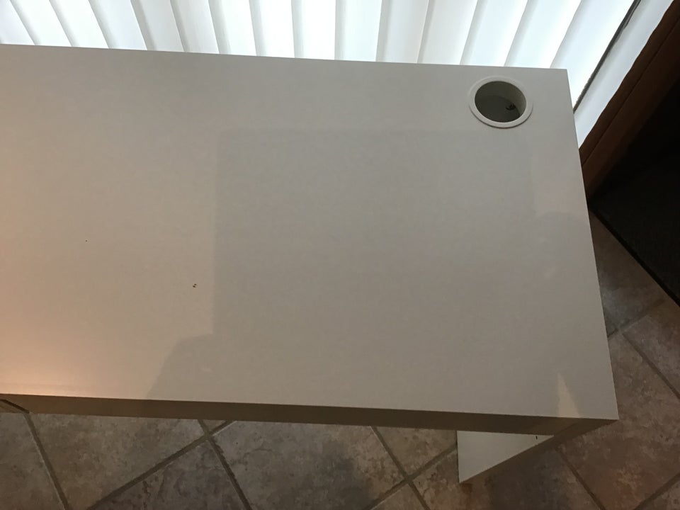 Skrivebord, Ikea, b: 142 d: 50 h: 75