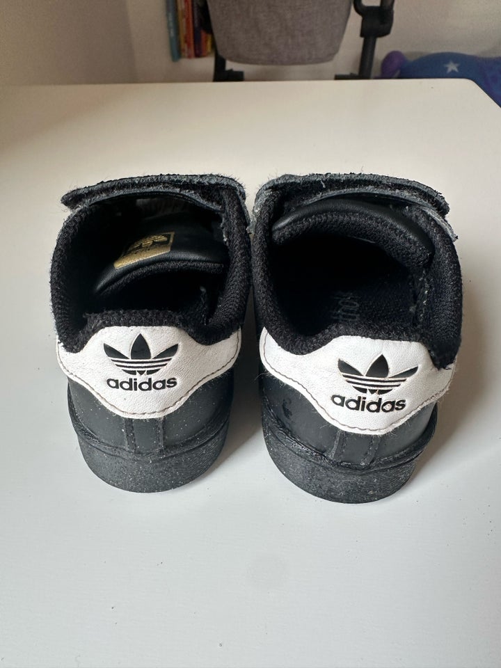 Sneakers, str. 23, Adidas