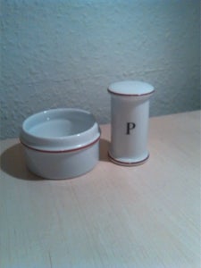 Porcelæn saltkar og peber bøsse