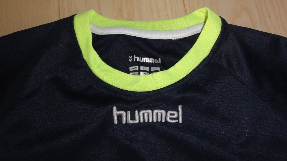 Sportstøj, HUMMEL Shorts og bluse,