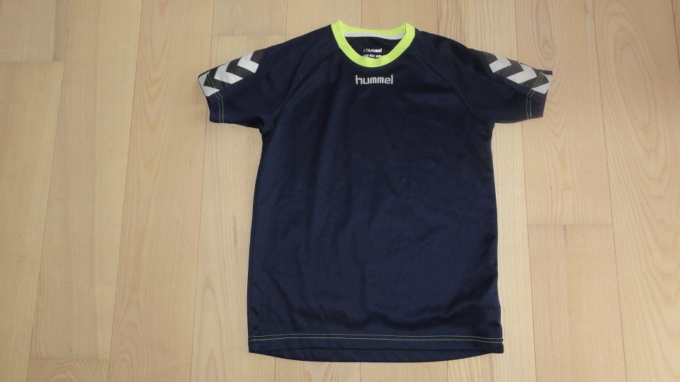 Sportstøj, HUMMEL Shorts og bluse,