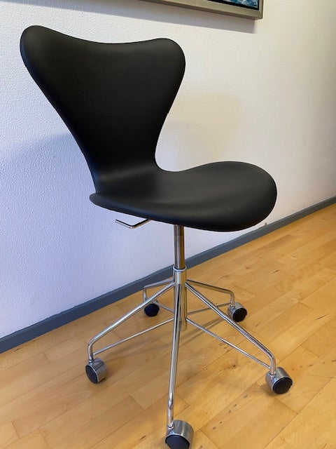 Arne Jacobsen, AJ 3107 kontorstol,