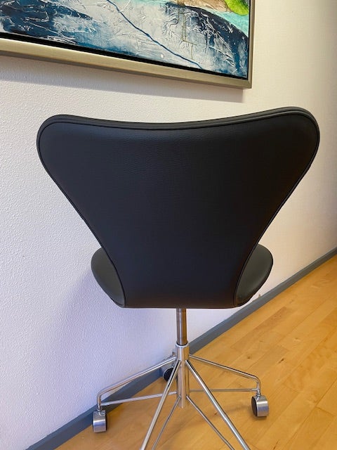 Arne Jacobsen, AJ 3107 kontorstol,