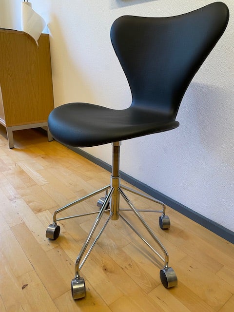 Arne Jacobsen, AJ 3107 kontorstol,