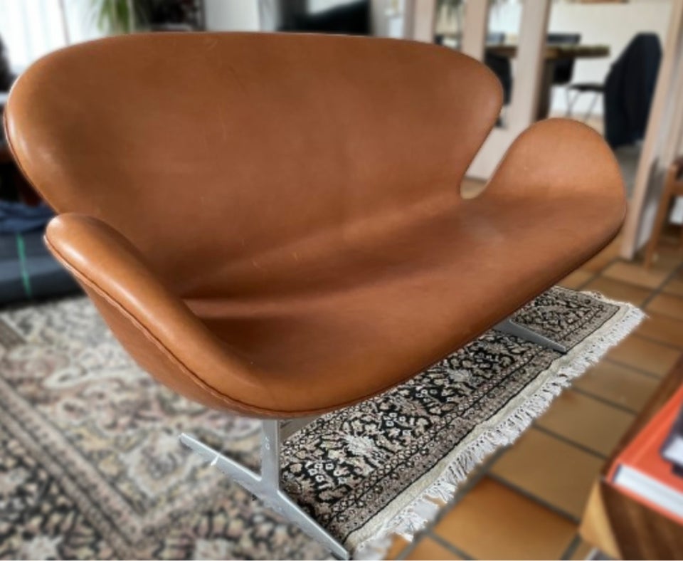 Arne Jacobsen 3321 Svane Sofa